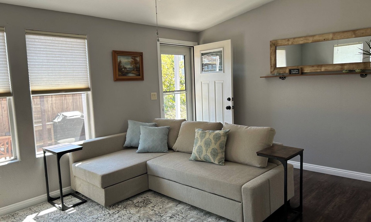 East Side Costa Mesa House | Eastside Costa Mesa, close to Disneyland, beaches. 1.5 miles to JWA airport.