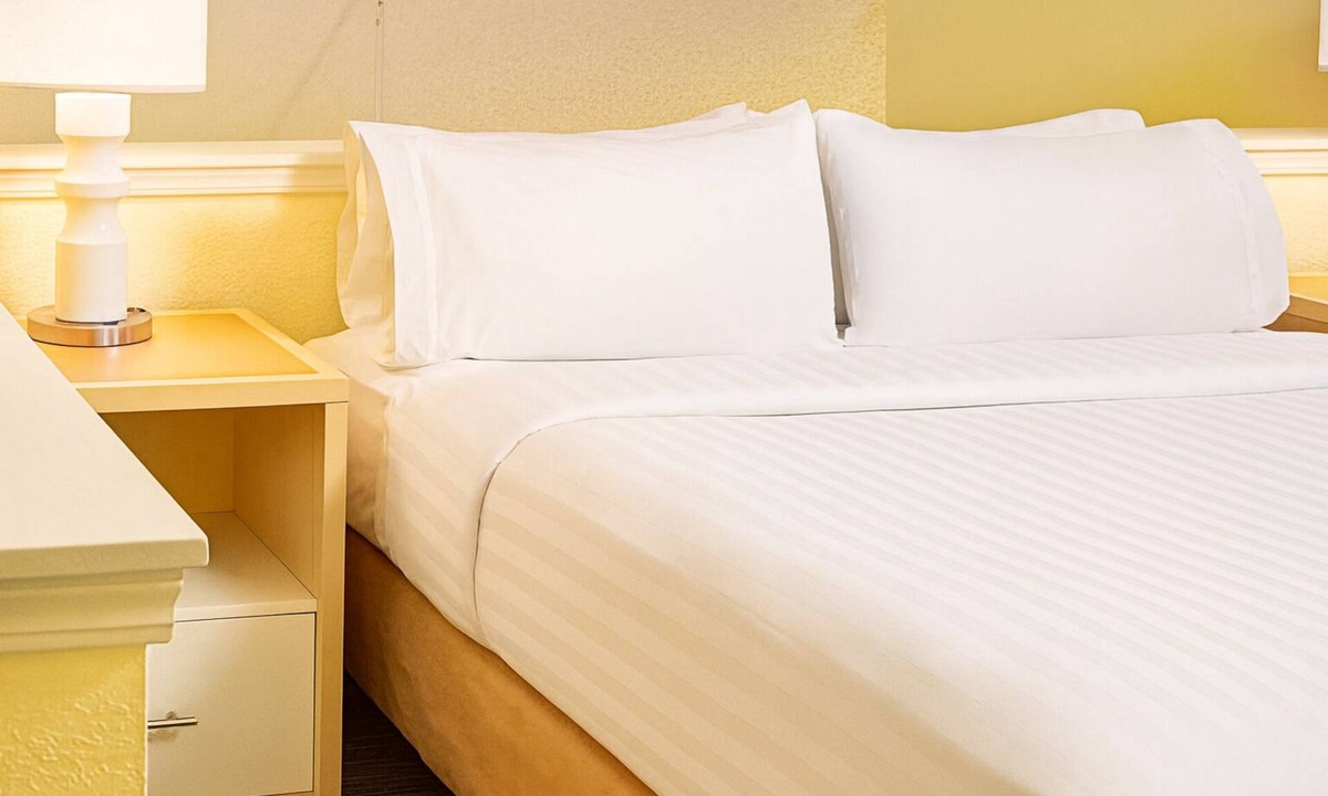 Middleburg Heights Hotel | Easy Access to Cleveland Hopkins In'tl Airport! Unit w/Kitchen, Free Parking