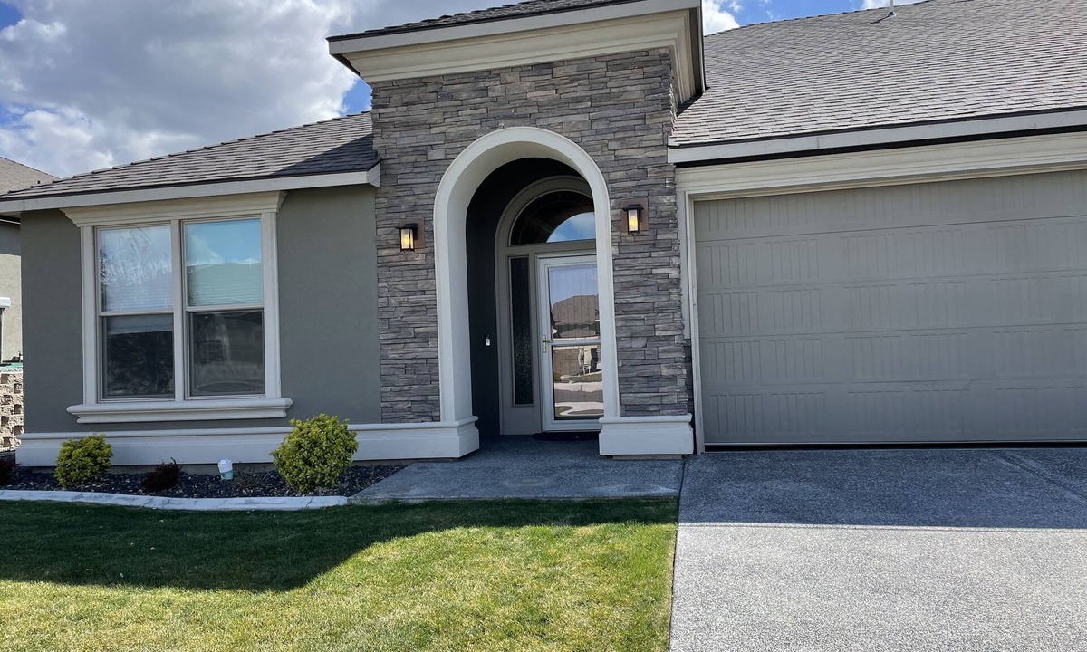 Pasco House | Easy access to I82. Almost new, spotless and spacious close to Trac and Richland