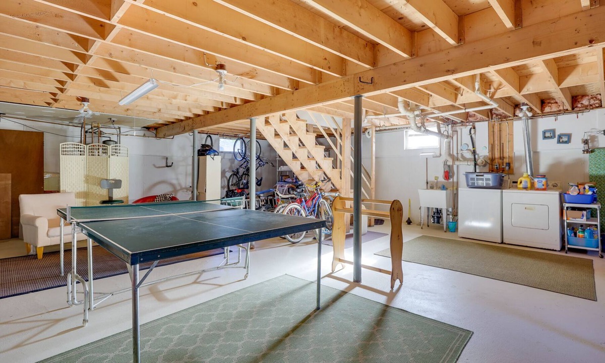 Brewster House | Easy access to private association Cape Cod Bay beach