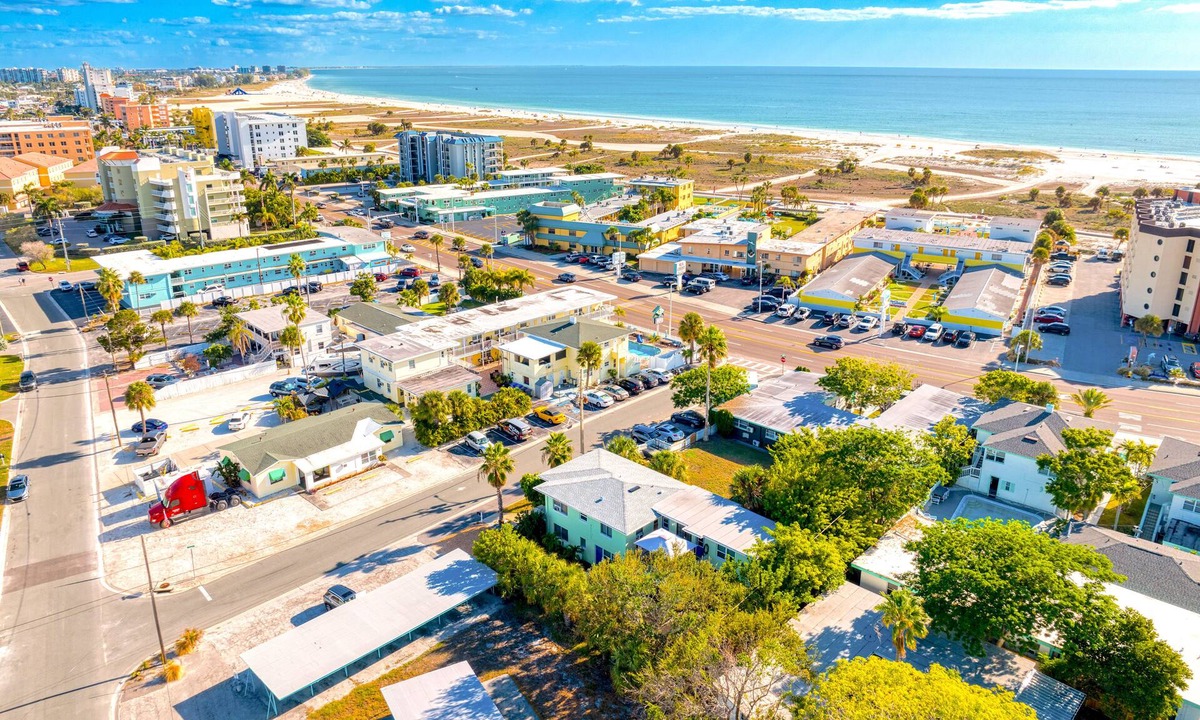 Treasure Island House | easy access to beach, large family retreat, huge outdoor area