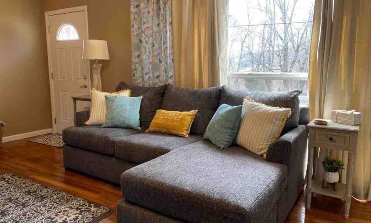 Rockwood House | Easy Checkout-Safe & Comfy 3BR-King Bed-Pets OK