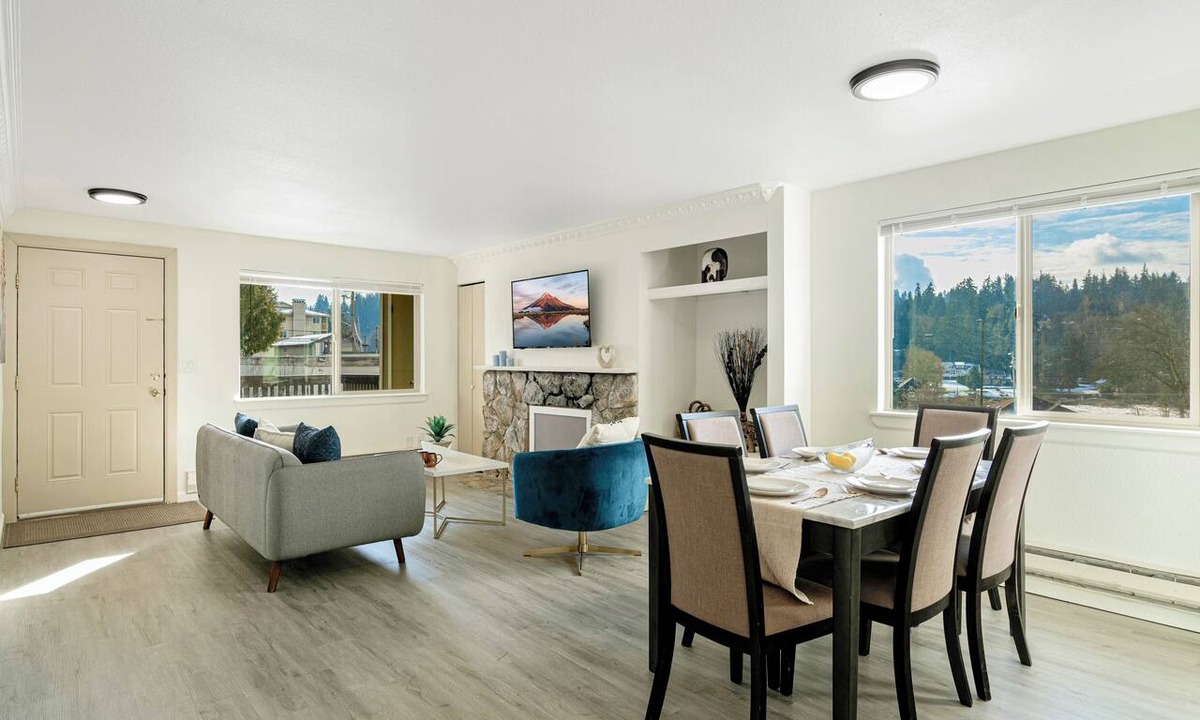 Kenmore Apartment | Easy Commute 4 beds Condo Steps from Scenic Trails
