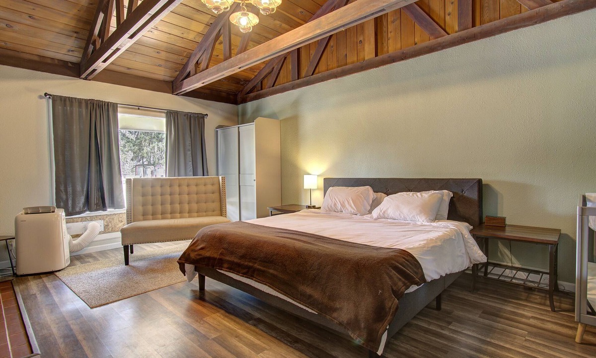Dollar Corner House | Easy Commute /LRG Property /Hot Tub /Pet Frndly /Kid Friendly /Spacious
