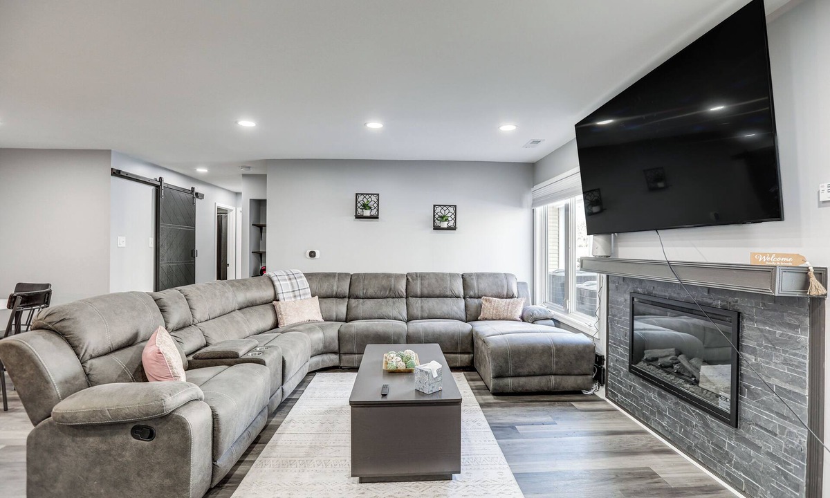 Levittown Condo | Easy Commute to Philly: Traveling Pros' Hub!