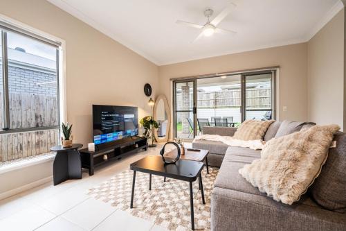 Loganlea House | Easy Days & Soft Mornings between BNE City & GC - Holiday Home