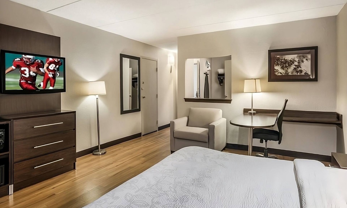 Woburn Hotel | Easy Highway Access! 3 Family-Friendly Property, Pets Allowed, Near Woburn Mall!