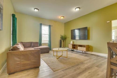 South Side Apartment | Easy NYC Access: Updated Apt Near Parks & Bay!