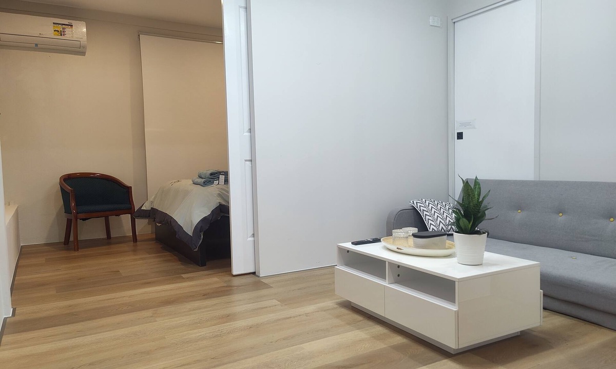 Jamboree Heights Apartment | Easy Privacy Modern Stay with Ensite