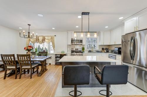 South Huntington House | Easy Transit to NYC! Sleek North Shore Hideaway
