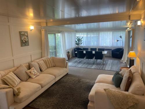 Forest Hill House | Easy Wagga Stopover, Spacious & Comfortable