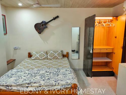 Juhu House | Ebony Room - AC, Kitchenette, Ensuite, Independent Homestay