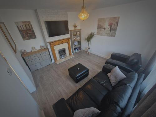 Ecclesfield House | Ecclesfield Cottage - Two Bedrooms in Sheffield near Peak District with fast Wi-Fi, off-street parking and garden