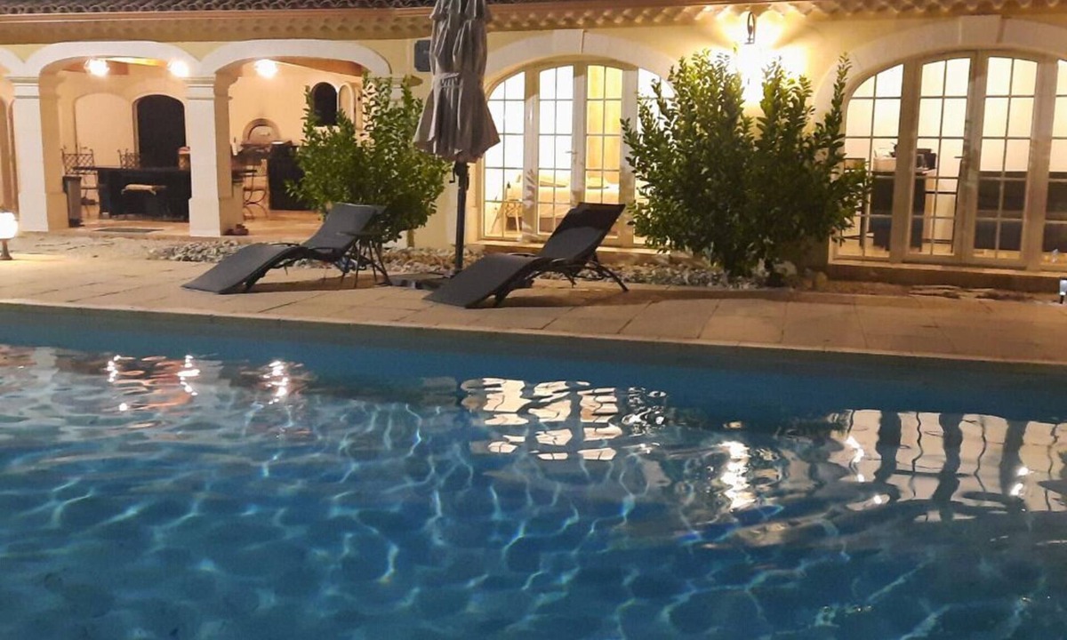 Rochegude Villa | Echappée en Provence Villa with 2 apartments around a swimming pool.