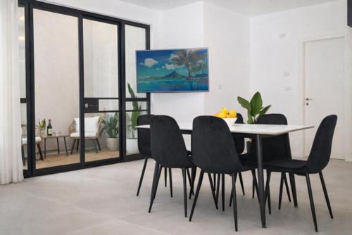Kerem HaTeimanim Apartment | Eclectic 2BR Bauhaus by Kerem TLV