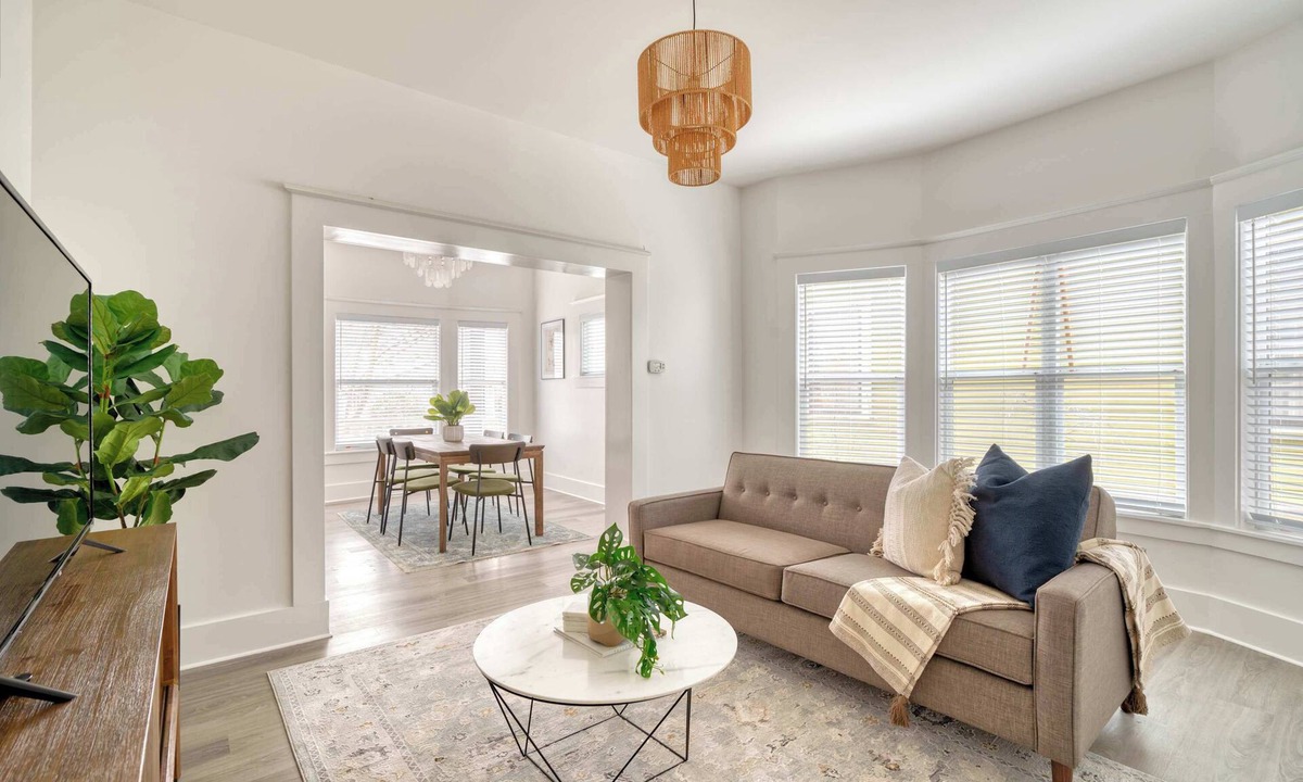 King House | Eclectic 2BR - Victorian Charm - Steps to Fun