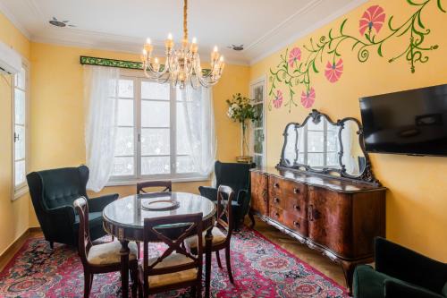 Omonia Apartment | Eclectic 4-Bed, 4-Bath Apt in Central Athens - AK1