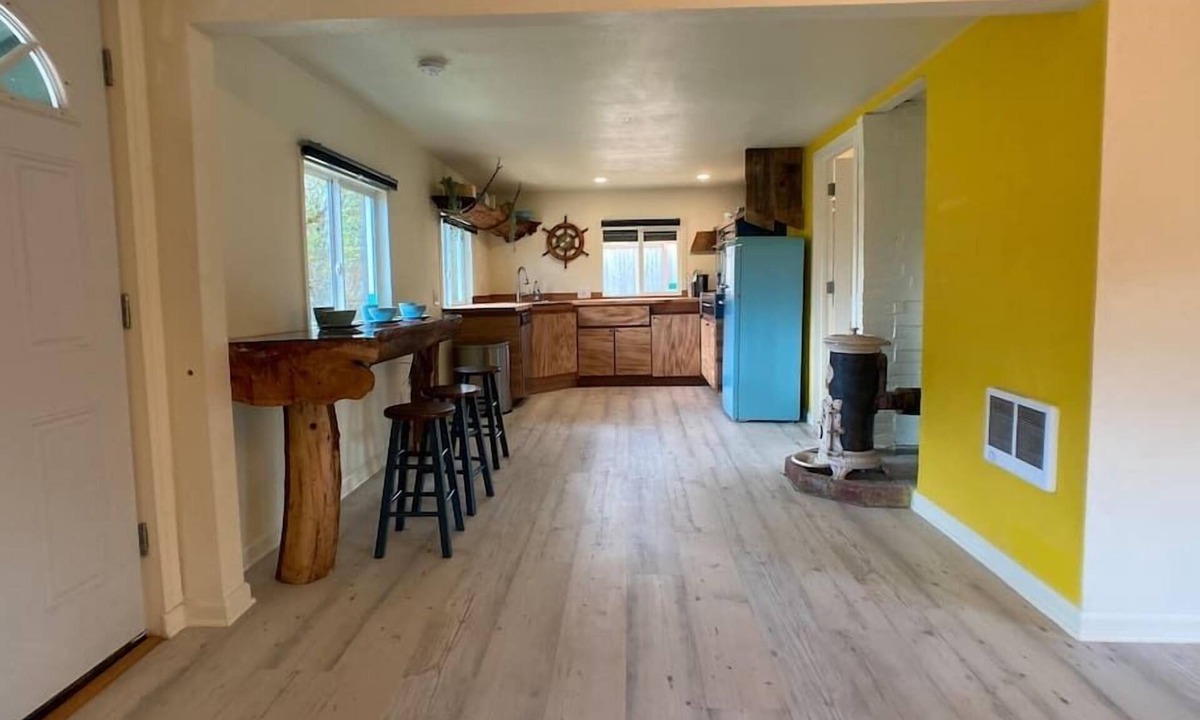 Chehalis Cabin | Eclectic cabin w/garden&hot soak tub near taproom&park. Pet Friendly!