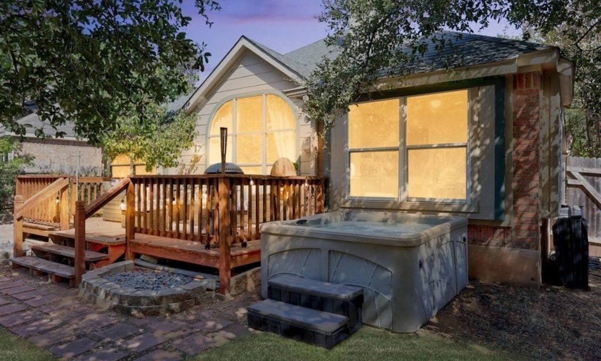 Cedar Park House | Eclipse · Artist Retreat @ Cypress Creek | Hotub | Sleeps 9