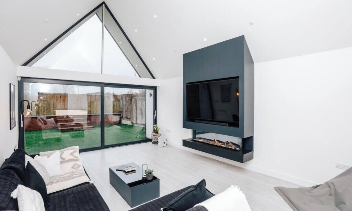 Crowmarsh Gifford House | Eclipse House: A Stylish Retreat with Luxe Interiors & Private Outdoor Space