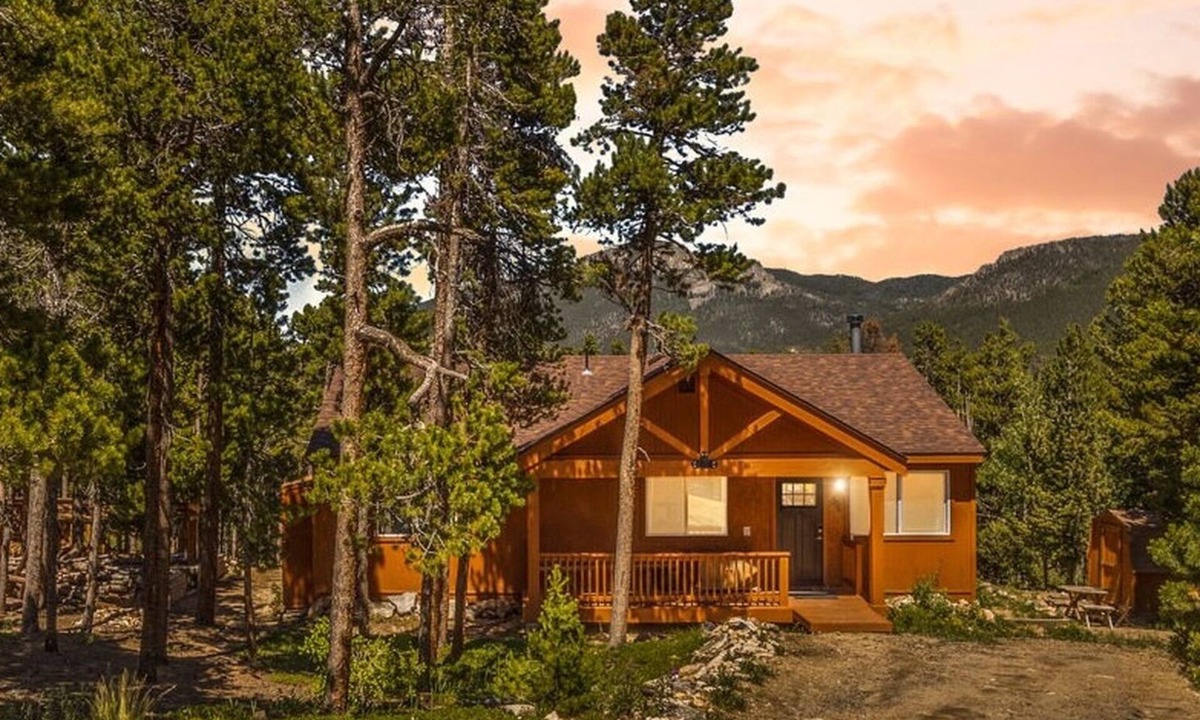 Black Hawk Cabin | Eco Friendly Cabin with Hot Tub + Golden Gate Canyon Views