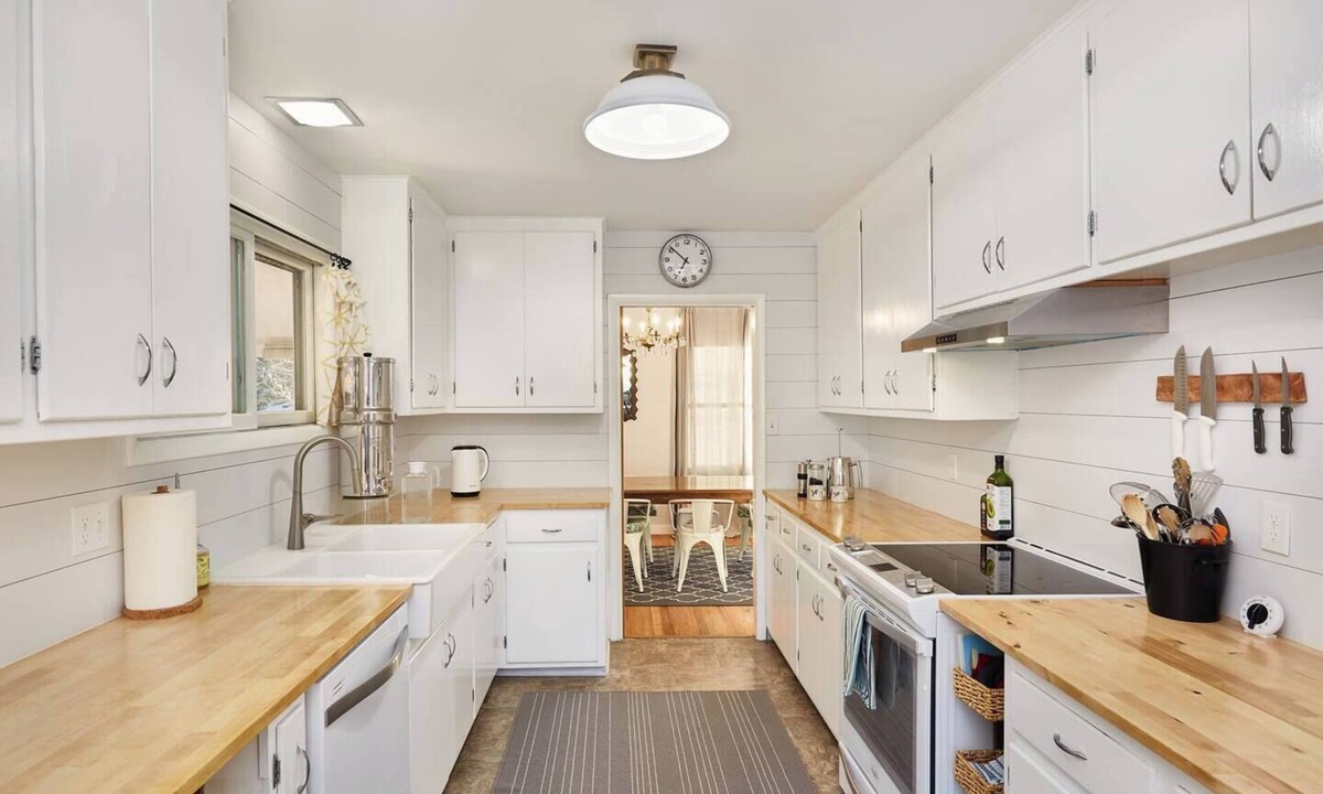 Pleasant Valley House | Eco-Friendly Mid-Century near Garden of the Gods