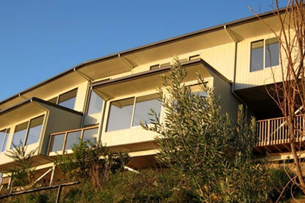 Todds Valley Cabin | Eco-Friendly Room in a Bed and Breakfast with Stunning Views in Nelson, New Zealand