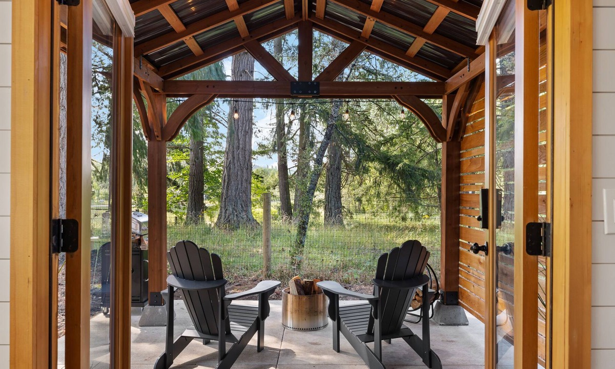 Camas Apartment | Eco Friendly Tiny Container Home Retreat