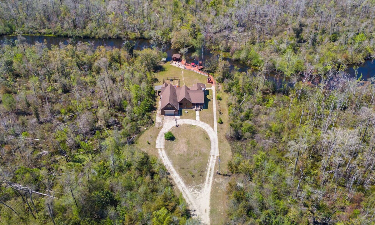 Youngstown House | Econfina Squatch Hideout!Creekside 7 Bedrooms, Kayak,Fish,Canoe10 min to Springs