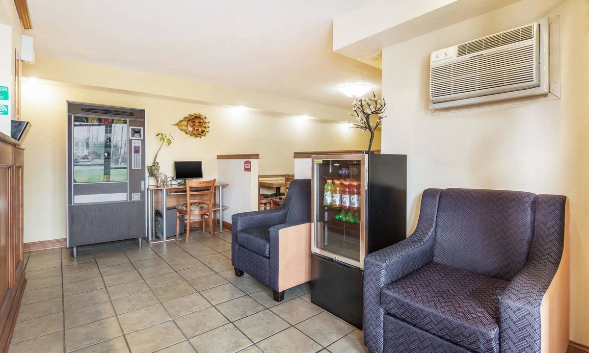 Cloverdale Hotel | Econo Lodge Cloverdale