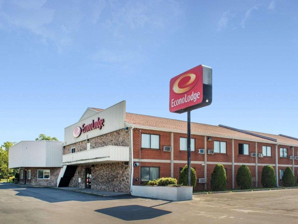 Corfu Cabin | Econo Lodge Darien Lakes