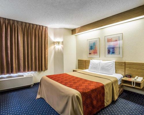 Aurora Cabin | Econo Lodge Denver International Airport