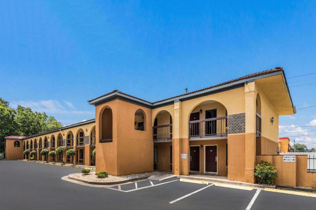 Gainesville Hotel | Econo Lodge Gainesville Downtown Area