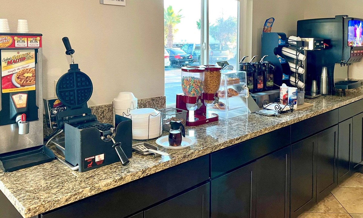 Corning Hotel | Econo Lodge Inn & Suites Corning Travel Center