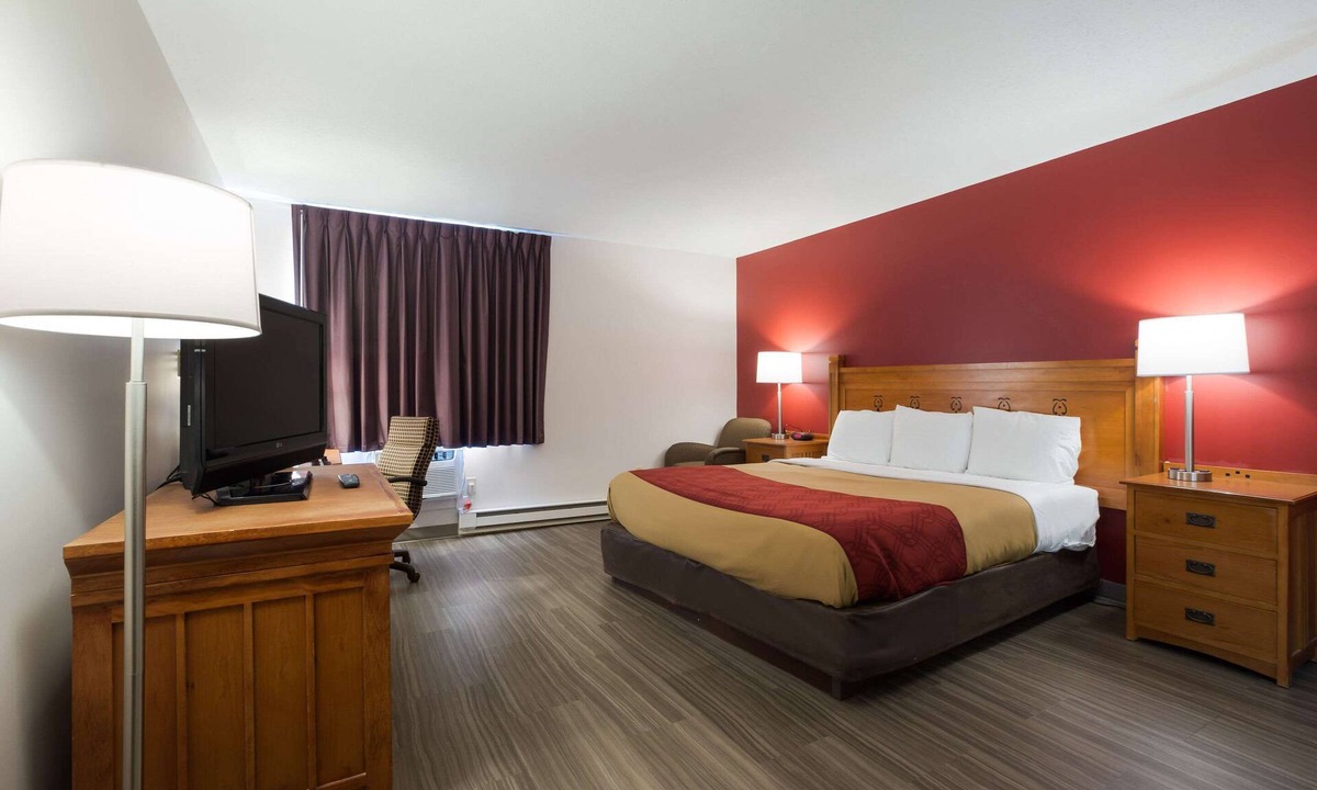 Escanaba Hotel | Econo Lodge Inn & Suites Escanaba North