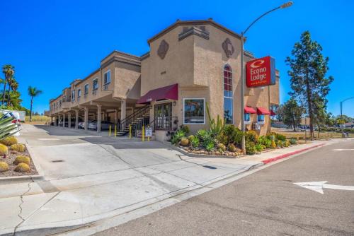 Fallbrook Hotel | Econo Lodge Inn & Suites Fallbrook Downtown