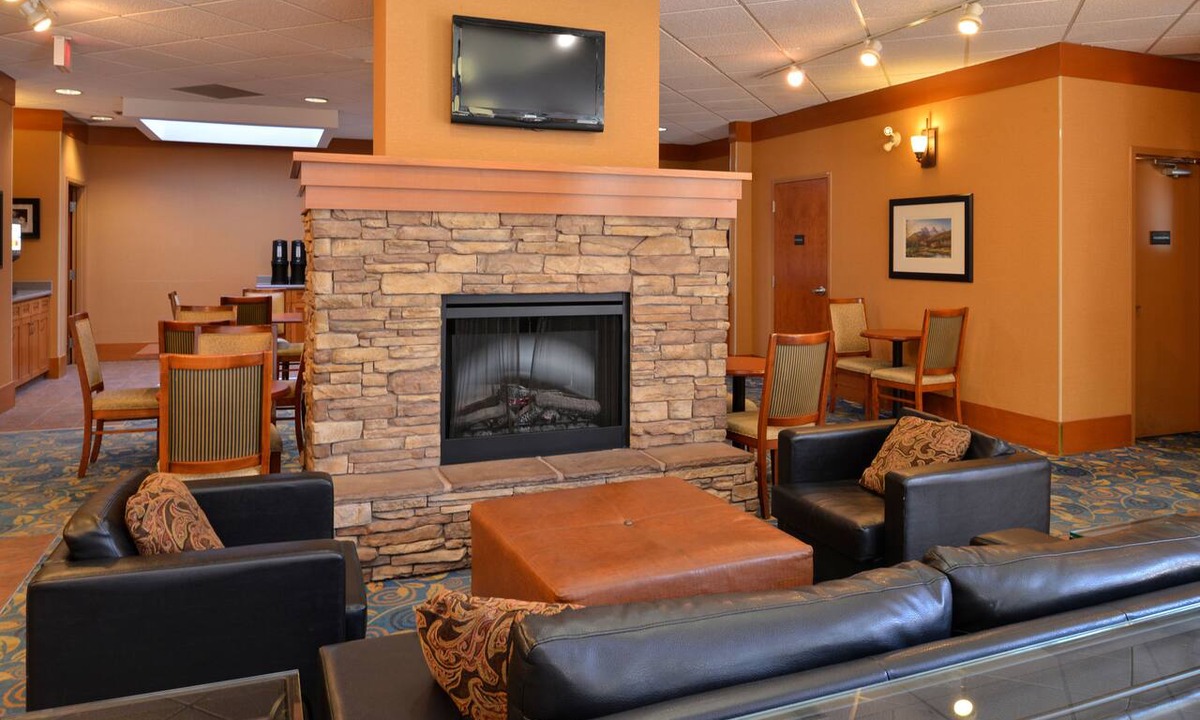 Banff Trail Hotel | Econo Lodge Inn & Suites University