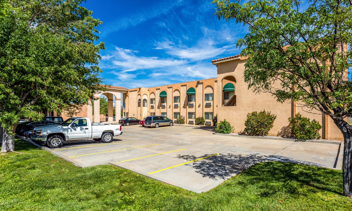 Princess Jeanne Hotel | Econo Lodge Inn & Suites