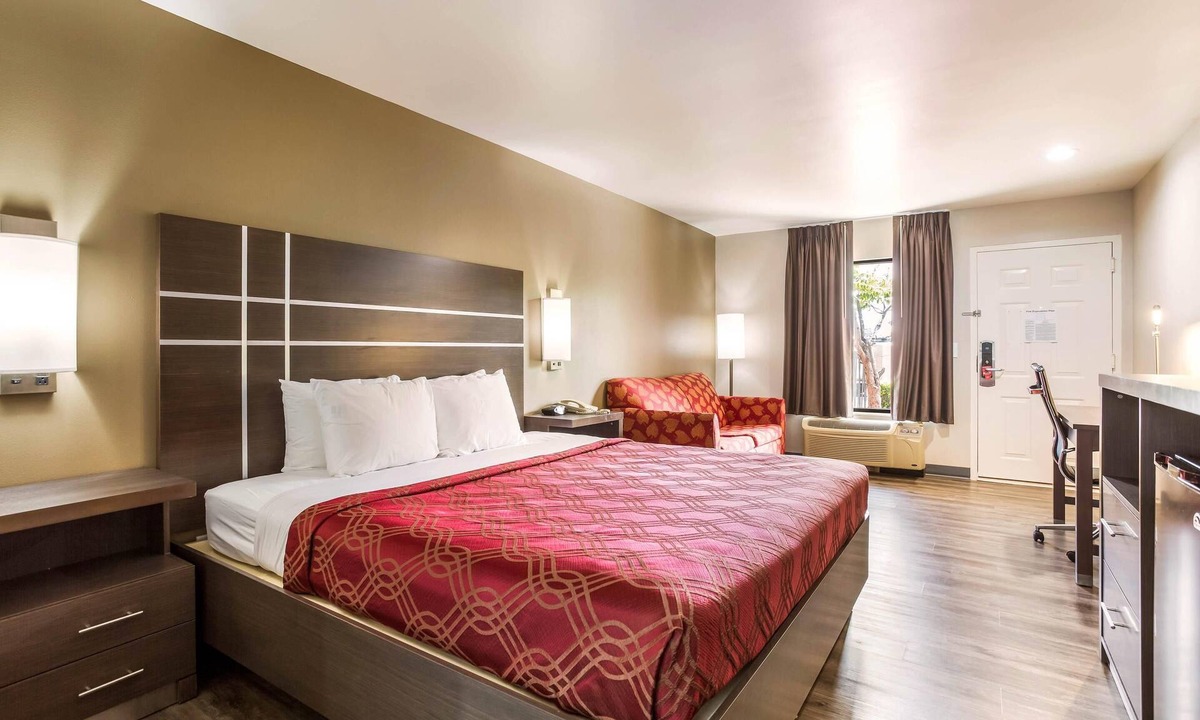 Murfreesboro Hotel | Econo Lodge Inn & Suites Murfreesboro Shopping District