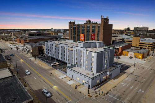 Waterloo Hotel | Econo Lodge Inn & Suites Waterloo Downtown