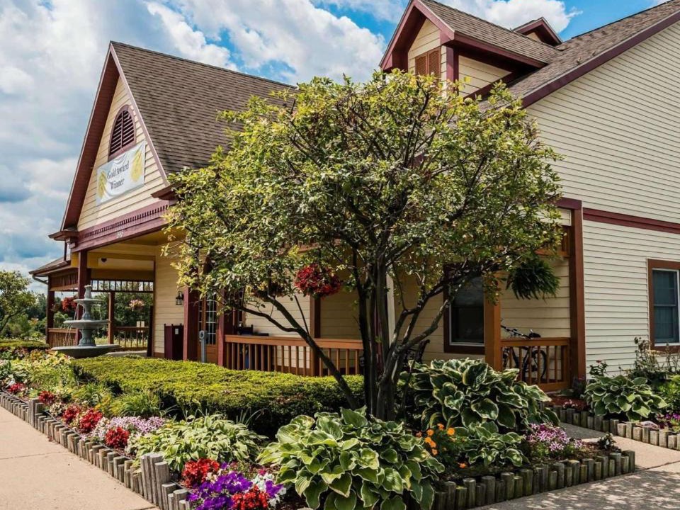 Grand Rapids Cabin | Econo Lodge & Suites Grand Rapids Airport
