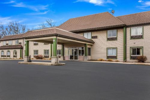 Whitehall Cabin | Econo Lodge Whitehall near Michigan's Adventure