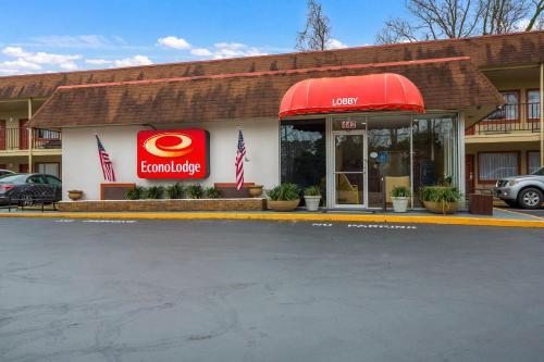 Williamsburg Cabin | Econo Lodge Williamsburg Historic Area