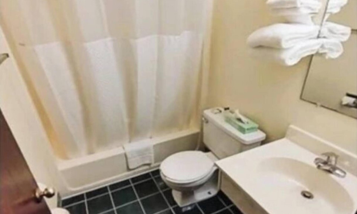 Staples Hotel | EconoLux Inn