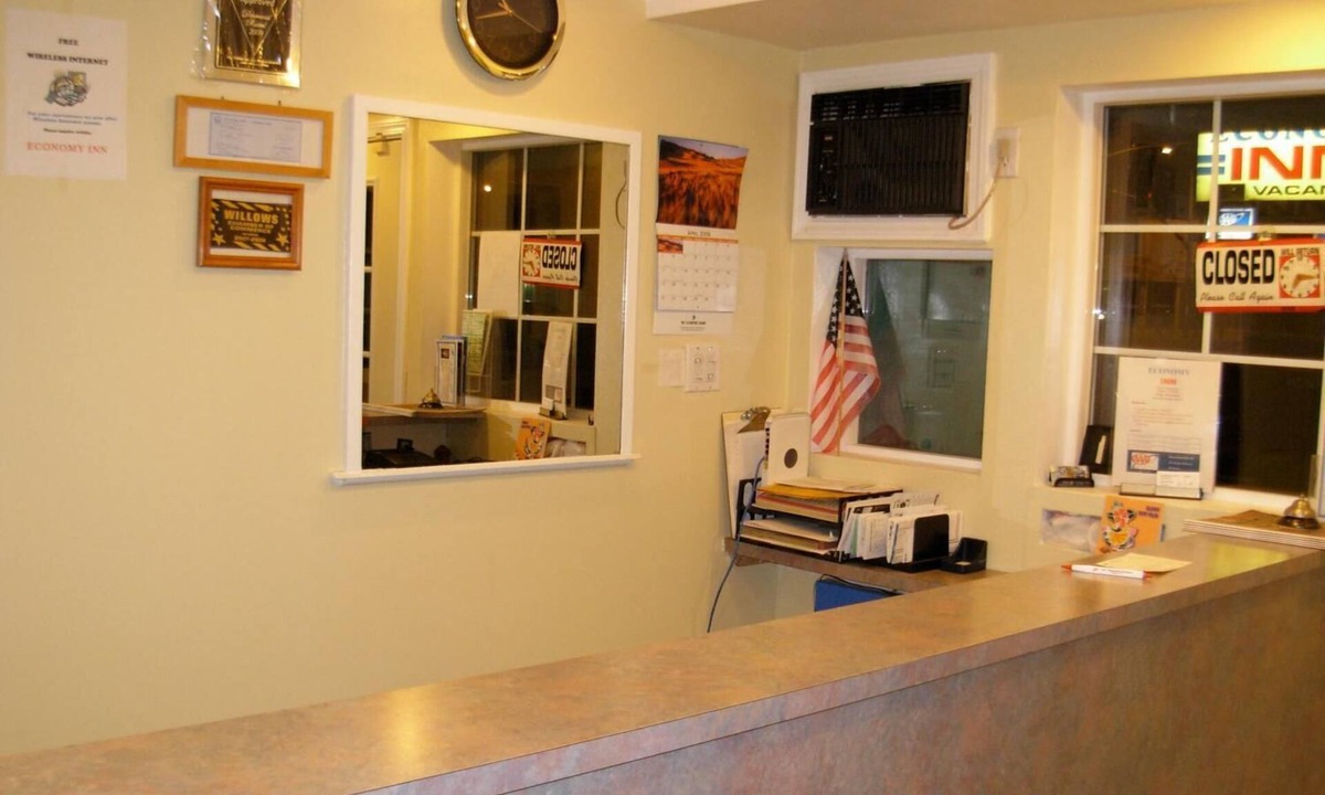 Willows Hotel | Economy Inn