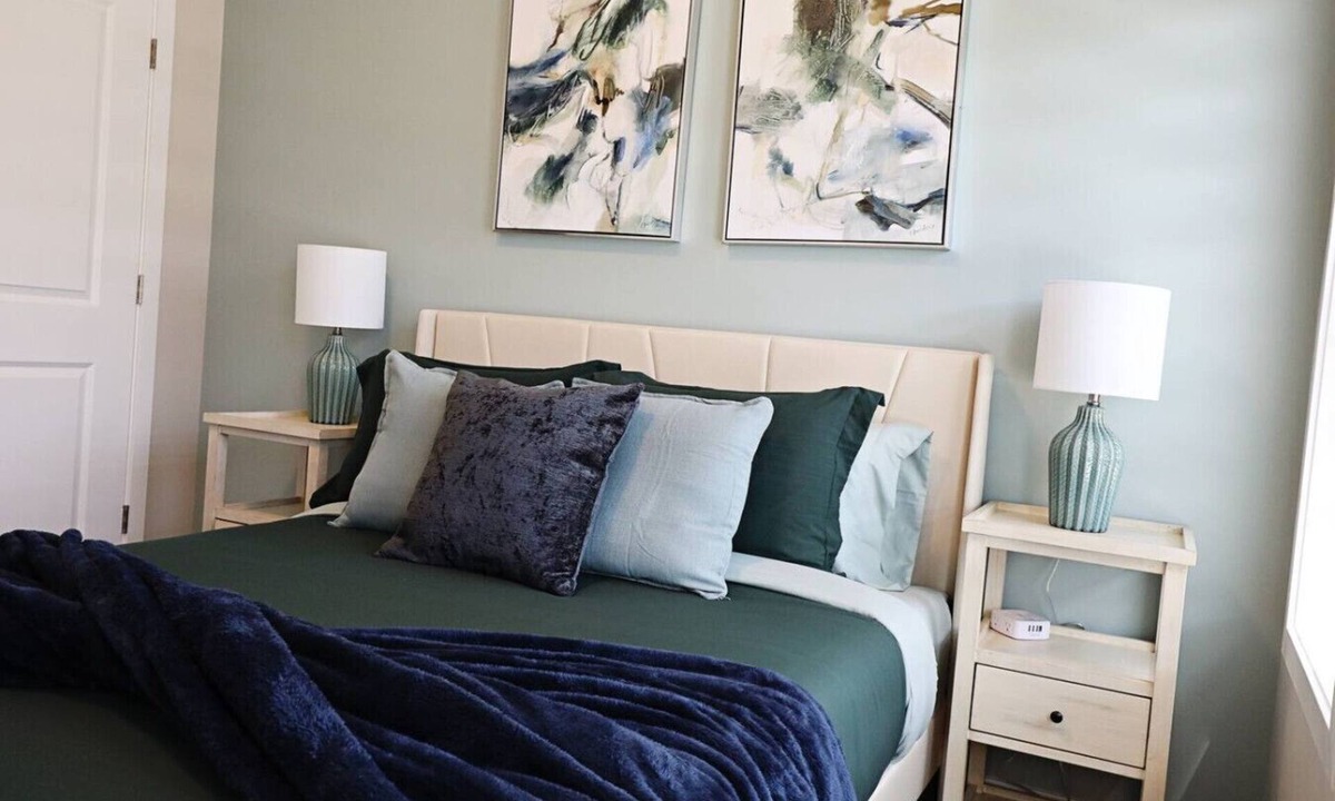West Edmonton House | Edgemont Getaway Upstairs | King Bed, Garage, WEM
