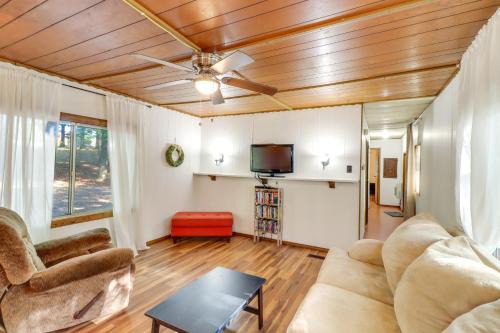 Edgemont House | Edgemont Home w/Deck ~ 9 Mi to Greers Ferry Lake!