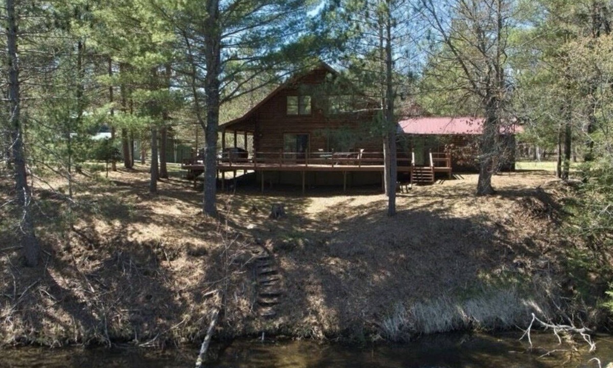 Grayling Cabin | Edgewater Lodge: Riverfront Family Fun in Grayling