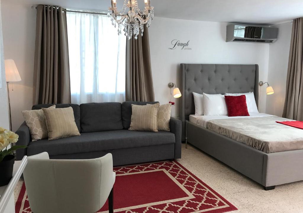 Quinto Apartment | Edificio Chandelier