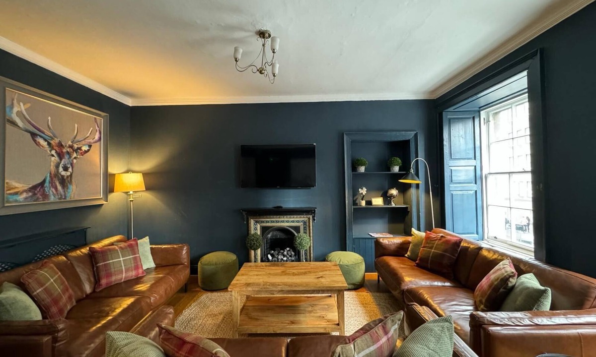 Old Town Apartment | Edinburgh Castle Hideaway, Lawnmarket, Royal Mile - 2 mins walk to the Castle!